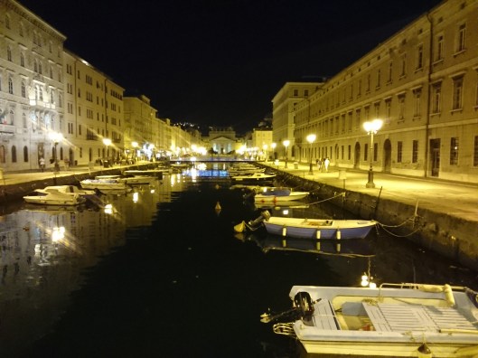 Le canal, de nuit